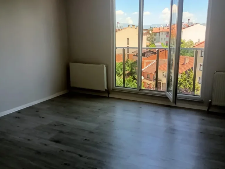 İnşaat sonrası temizlenmiş boş oda