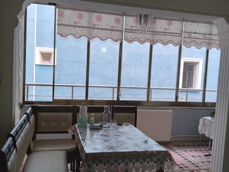 Temizlik sonrası düzenli ve aydınlık yaşam alanı